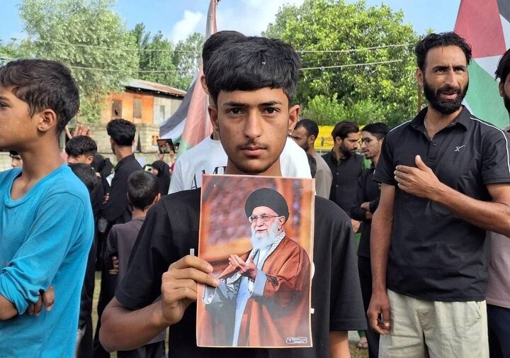 Photos: People of Kashmir march in support of Iran's Supreme Leader