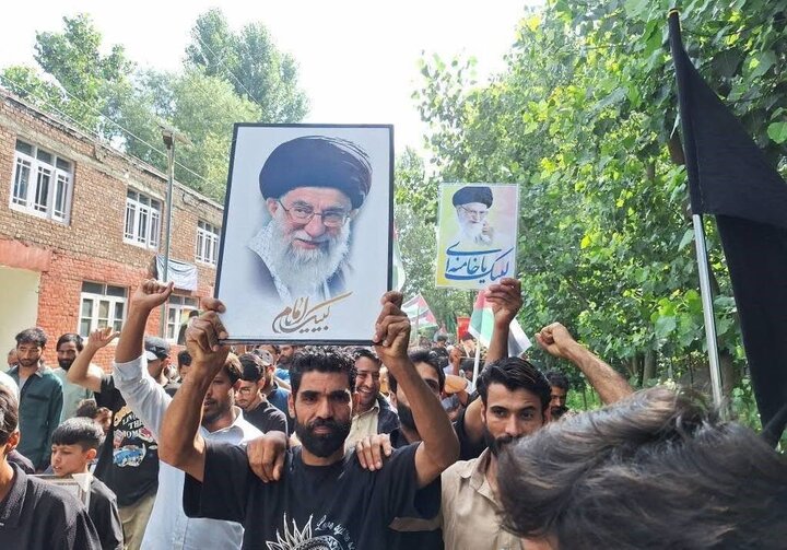 Photos: People of Kashmir march in support of Iran's Supreme Leader