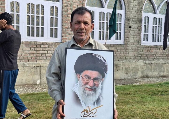 Photos: People of Kashmir march in support of Iran's Supreme Leader