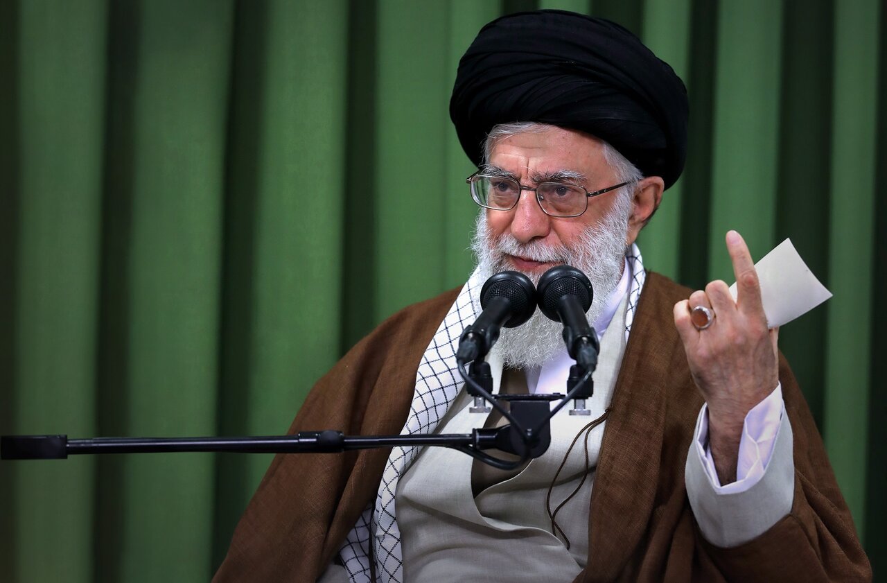 حساب قائد الثورة على "إكس": قادرون على ضرب المواقع الأمريكية الحيوية في المنطقة