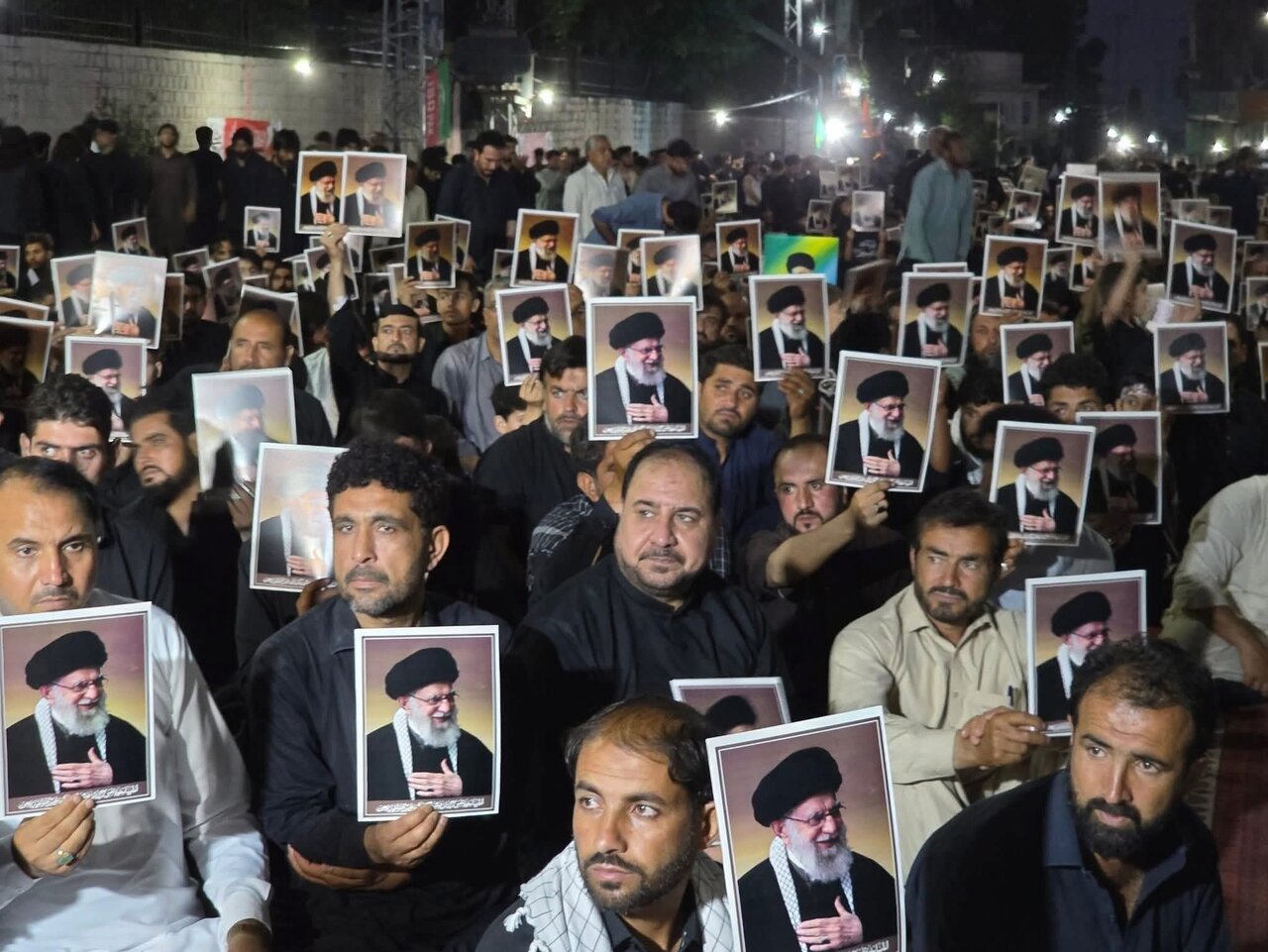 ပါရာဂျနာရ် မြို့ တွင် ရှာမ်းမေဂရီဘာန် နမာဇ် ဇေ မဂ်ရိဗ် အပြီး အာယာသွလ္လာဟ် ခါမေနာအီ အား ထောက်ခံ ကြောင်း ဓာတ်ပုံများ ကိုင်ဆောင်၍ ပြသ ။ ။ Photos