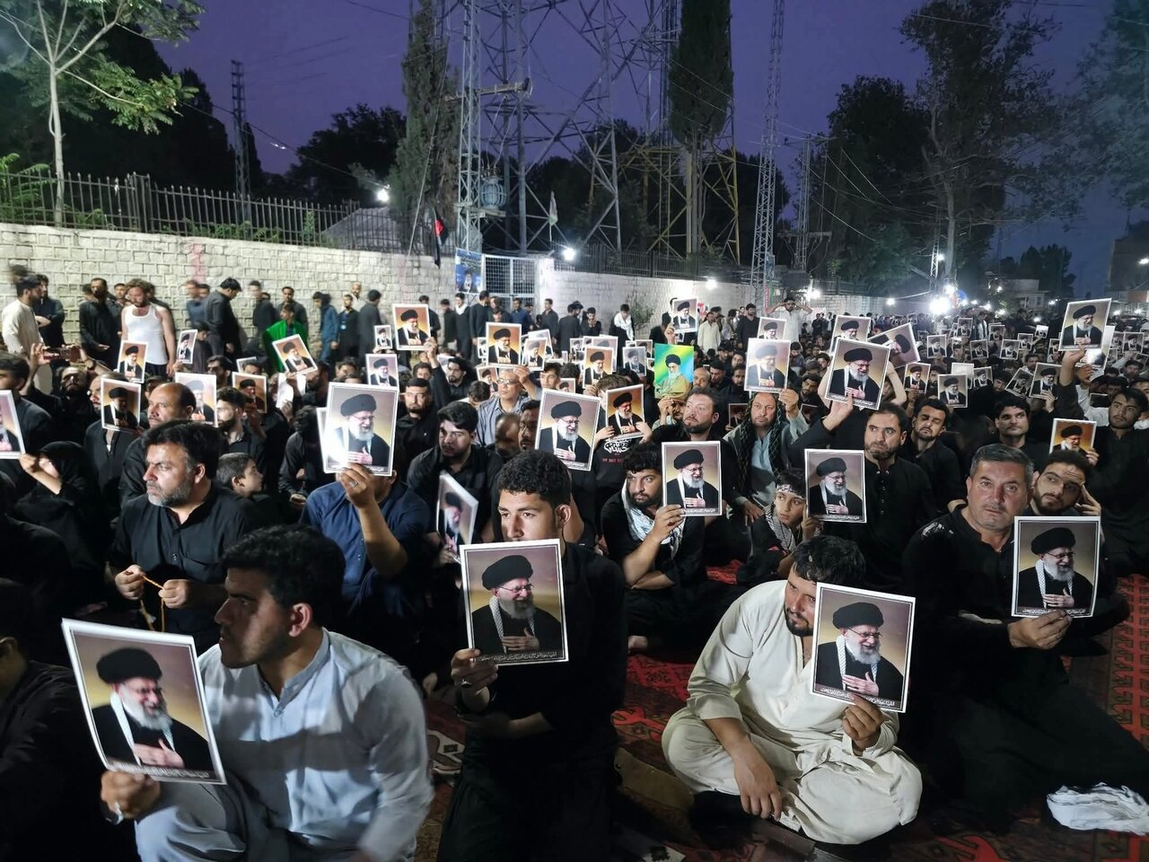 ပါရာဂျနာရ် မြို့ တွင် ရှာမ်းမေဂရီဘာန် နမာဇ် ဇေ မဂ်ရိဗ် အပြီး အာယာသွလ္လာဟ် ခါမေနာအီ အား ထောက်ခံ ကြောင်း ဓာတ်ပုံများ ကိုင်ဆောင်၍ ပြသ ။ ။ Photos