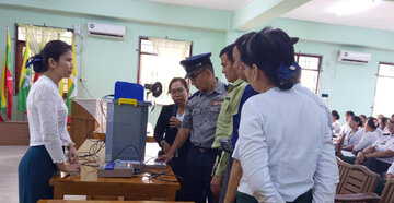 ရန်ကုန်တွင် ဆရာ၊ ဆရာမများကို မဲပေးစက်ကိုင်တွယ်အသုံးပြုနည်း သင်တန်းပေး
DVB