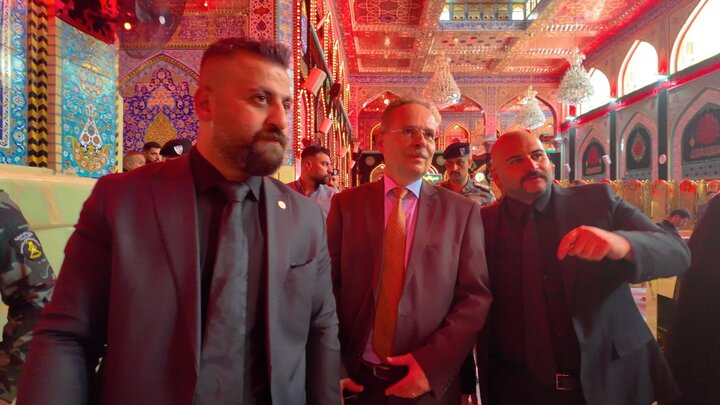 تقرير مصور/ السفير السويسري في العراق يزور مرقد الامام الحسين عليه السلام