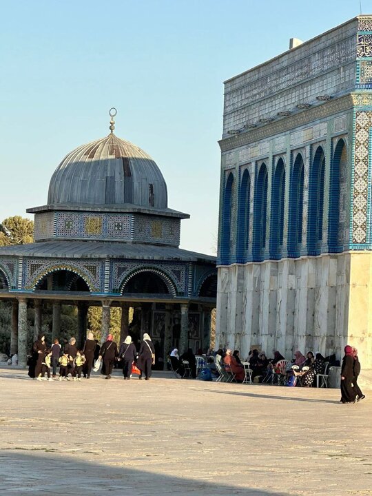 لقطات ساحرة من باحات المسجد الأقصى المبارك صباح اليوم