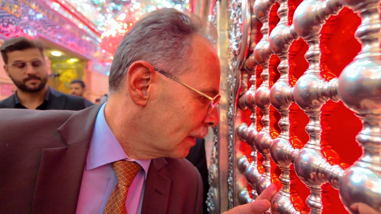 عکس | سفیر سوئیس از حرم امام حسین(ع) بازدید کرد