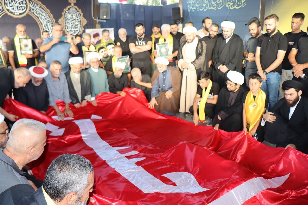 رفع راية الإمام الحسين (ع) في مرقد الشهيد السيد هاشم صفي الدين + صور