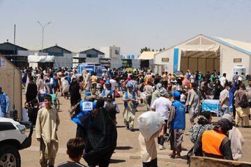 UNAMA daxwaza alîkarîya derhal a navneteweyî ji bo vegerê Afxanên vegerê kir.
70% a gelê Afxanistanê di rewşa feqîrîyê de dijîn.