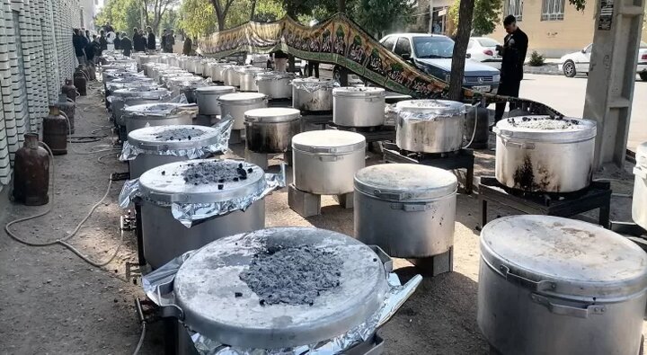 نذرواره حسینی با پخت ۷۲ دیگ غذای نذری در مازندران برگزار شد