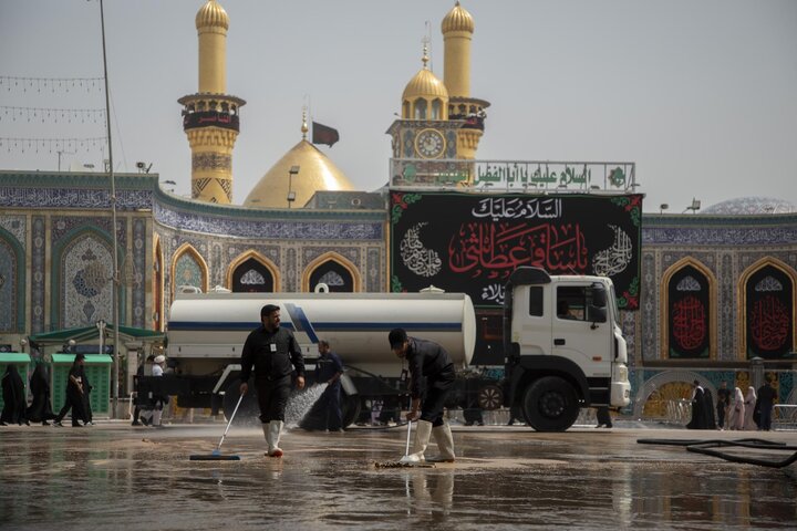 قسم الشؤون الخدمية ينهي أعمال غسل وتنظيف باب قبلة مرقد أبي الفضل العباس (ع)