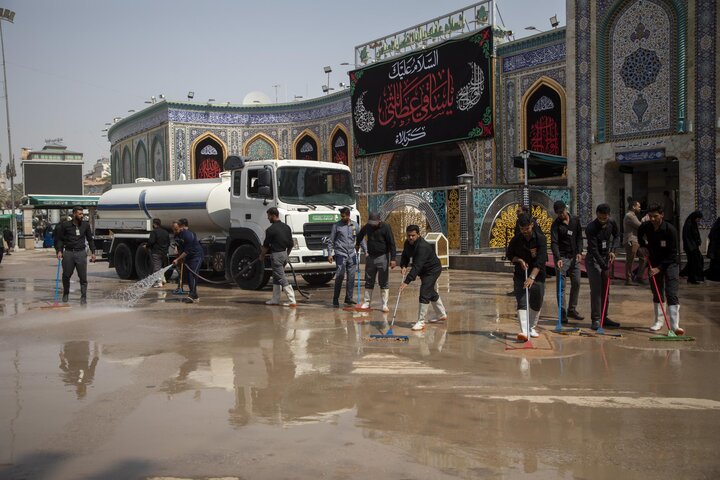 قسم الشؤون الخدمية ينهي أعمال غسل وتنظيف باب قبلة مرقد أبي الفضل العباس (ع)
