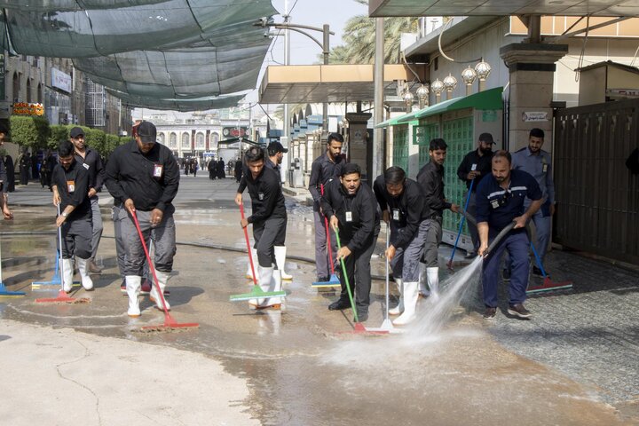 قسم الشؤون الخدمية ينهي أعمال غسل وتنظيف باب قبلة مرقد أبي الفضل العباس (ع)