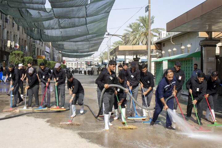 قسم الشؤون الخدمية ينهي أعمال غسل وتنظيف باب قبلة مرقد أبي الفضل العباس (ع)