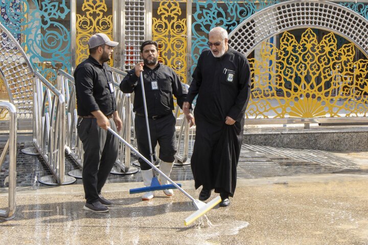 قسم الشؤون الخدمية ينهي أعمال غسل وتنظيف باب قبلة مرقد أبي الفضل العباس (ع)