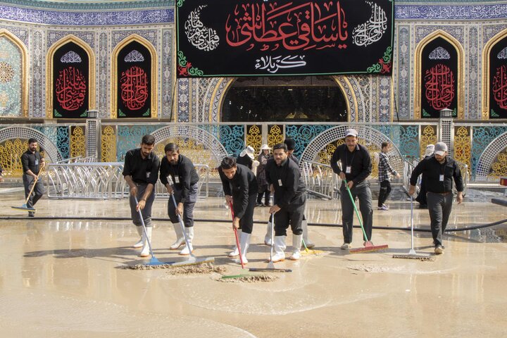 قسم الشؤون الخدمية ينهي أعمال غسل وتنظيف باب قبلة مرقد أبي الفضل العباس (ع)