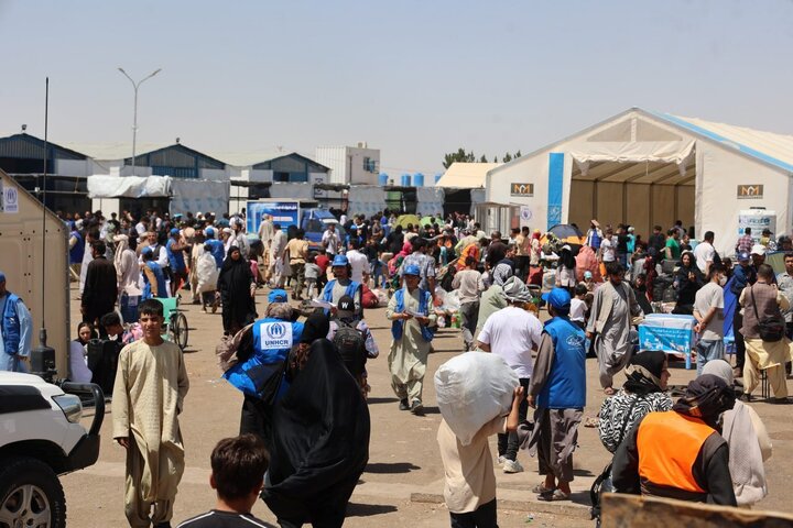 UNAMA daxwaza alîkarîya derhal a navneteweyî ji bo vegerê Afxanên vegerê kir.
70% a gelê Afxanistanê di rewşa feqîrîyê de dijîn.