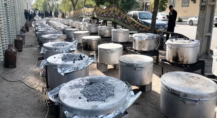 نذرواره حسینی با پخت ۷۲ دیگ غذای نذری در مازندران برگزار شد