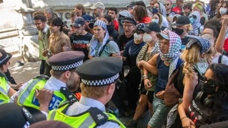 İngiltere’de Siyonizm Karşıtı Protestolar Sürüyor, Onlarca Kişi Gözaltına Alındı / İspanya’daki Bir Restoran: Katillere Hizmet Vermiyoruz