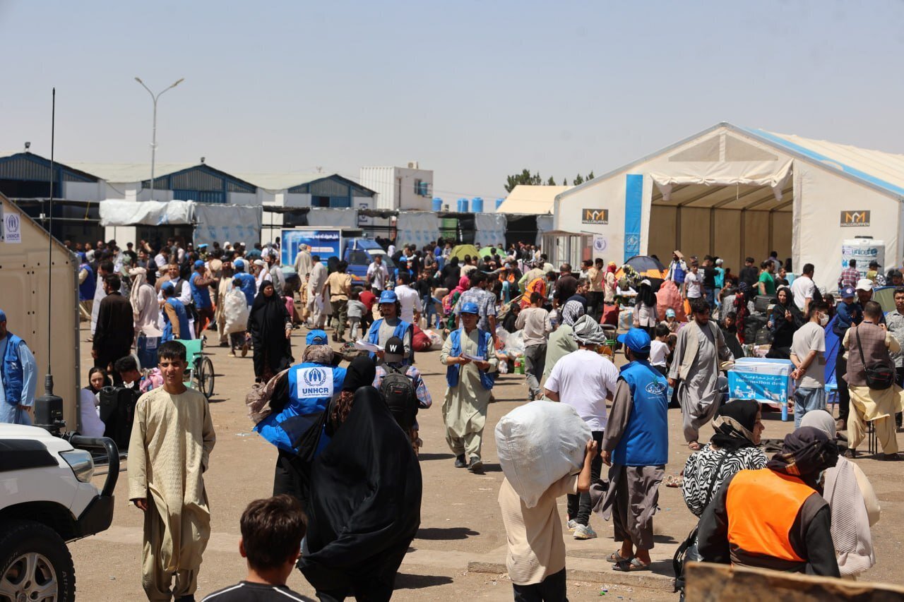 UNAMA daxwaza alîkarîya derhal a navneteweyî ji bo vegerê Afxanên vegerê kir.
70% a gelê Afxanistanê di rewşa feqîrîyê de dijîn.