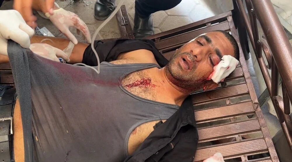 إصابة مراسل الميادين أكرم دلول في قصف إسرائيلي على حي الزيتون بمدينة غزة