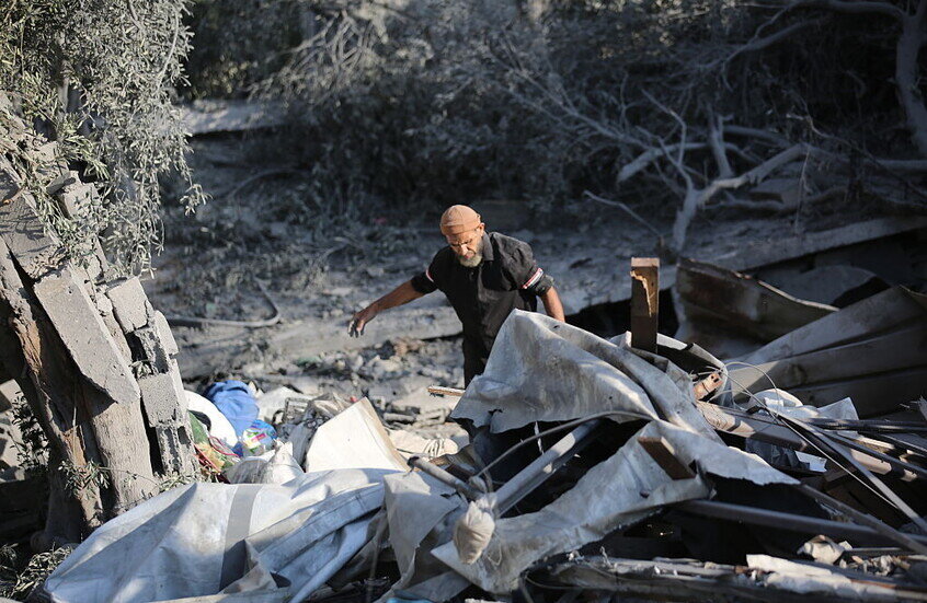 الجيش الإسرائيلي يستهدف منزلا مأهولا في منطقة الزرقاء بمدينة غزة