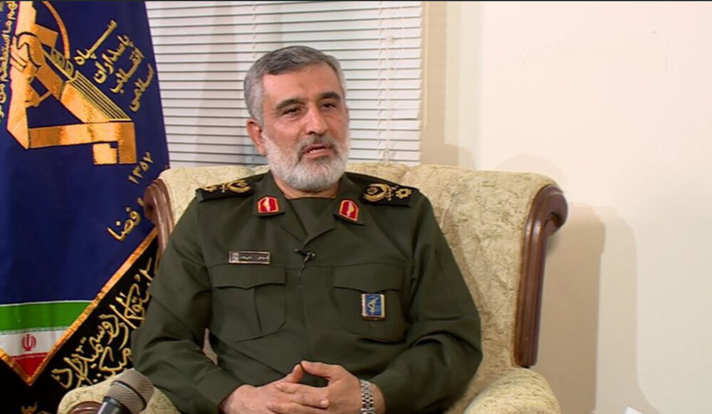 الشهيد حاجي زاده قبل استشهاده في حوار غير منشور: دور قائد الثورة الاسلامية في اتخاذ قرارات مصيرية شجاعة للبلاد