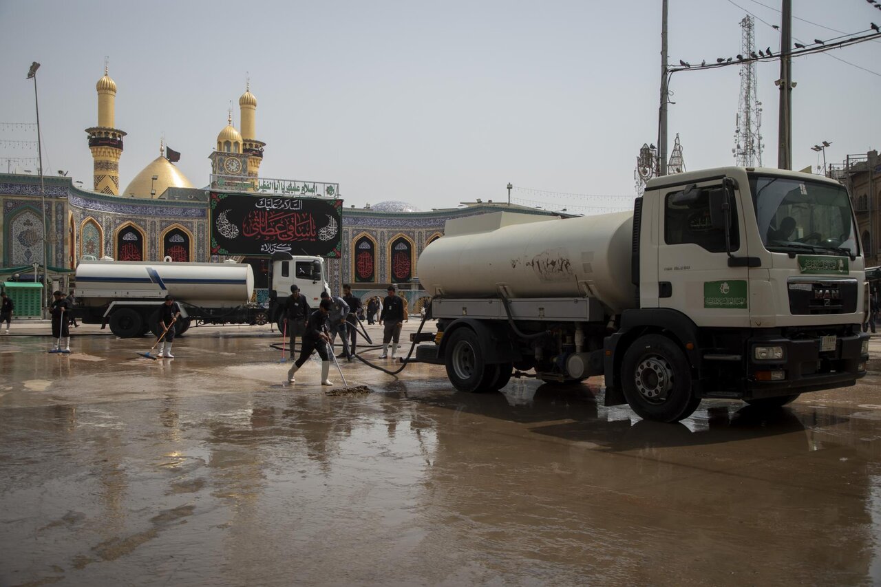 Completion Washing and cleaning door of Qibla of al-Abbas shrine (+Photos)