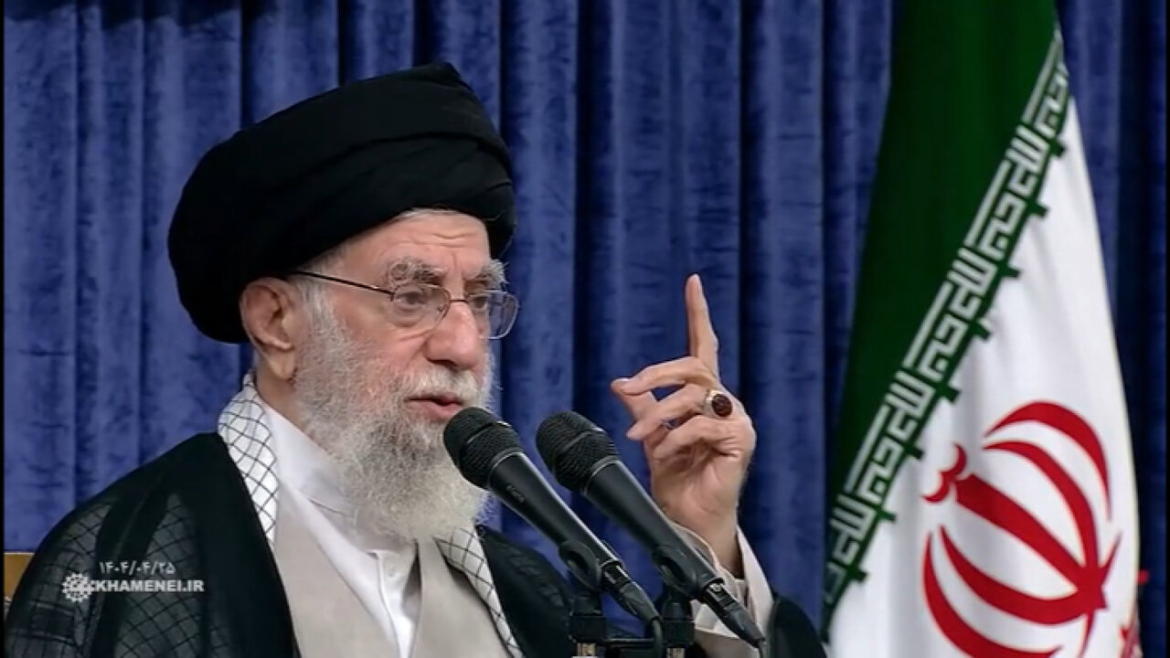 ویدیو | رهبر انقلاب: مردم با ظاهرهای گوناگون و جهت‌گیریهای سیاسی گوناگون و وزن مذهبی متفاوت پای ایران عزیز آمدند. همه این اتحاد ملی را حفظ کنند