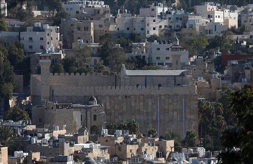 صحيفة عبرية: إسرائيل تقرر سحب كافة الصلاحيات المتعلقة بالحرم الإبراهيمي من بلدية الخليل