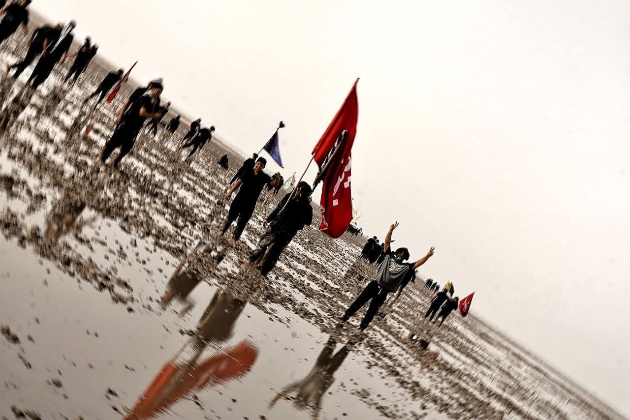 انطلاق عدد من الزائرين نحو قبلة الاحرار لإحياء ذكرى اربعين الامام الحسين (ع)