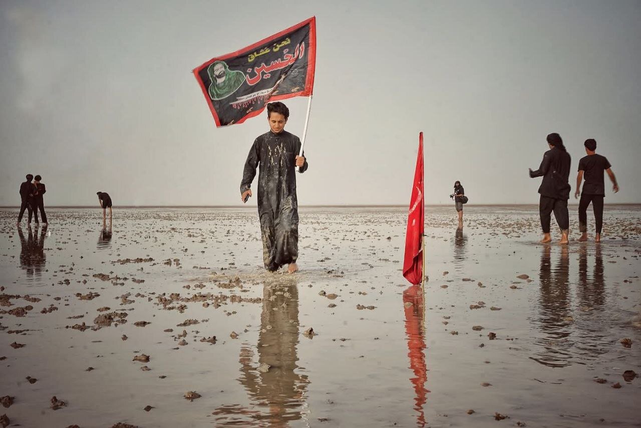 انطلاق عدد من الزائرين نحو قبلة الاحرار لإحياء ذكرى اربعين الامام الحسين (ع)