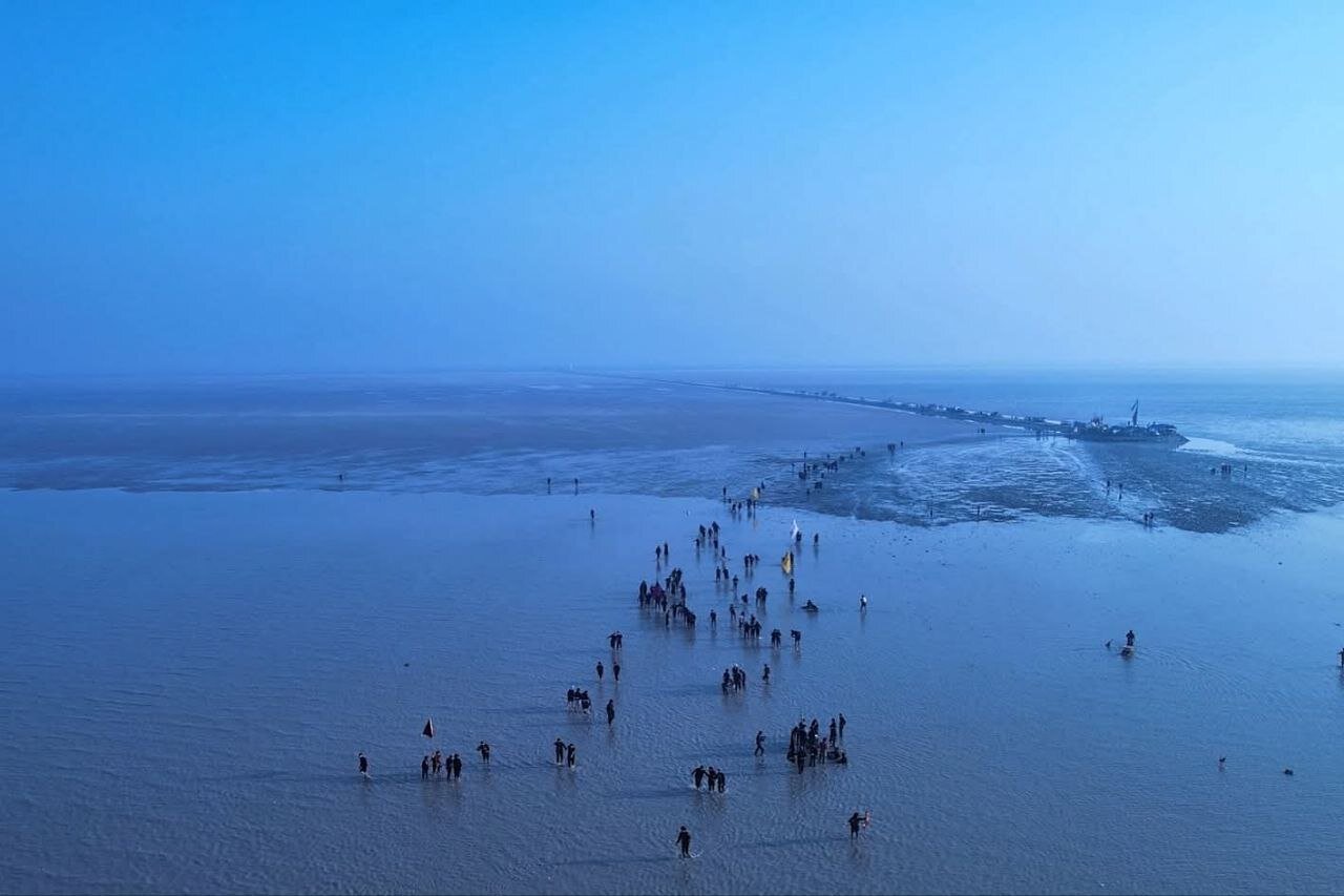 انطلاق عدد من الزائرين نحو قبلة الاحرار لإحياء ذكرى اربعين الامام الحسين (ع)