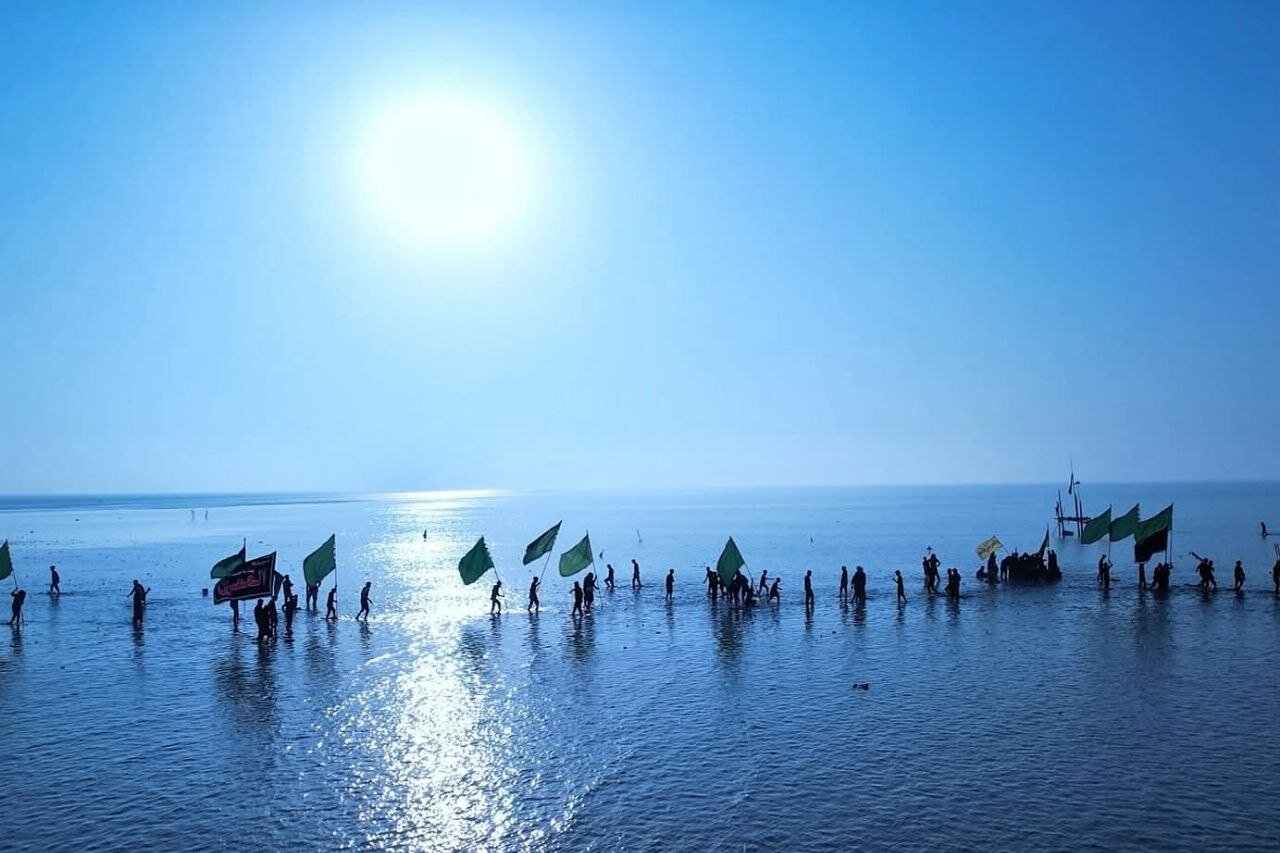 انطلاق عدد من الزائرين نحو قبلة الاحرار لإحياء ذكرى اربعين الامام الحسين (ع)