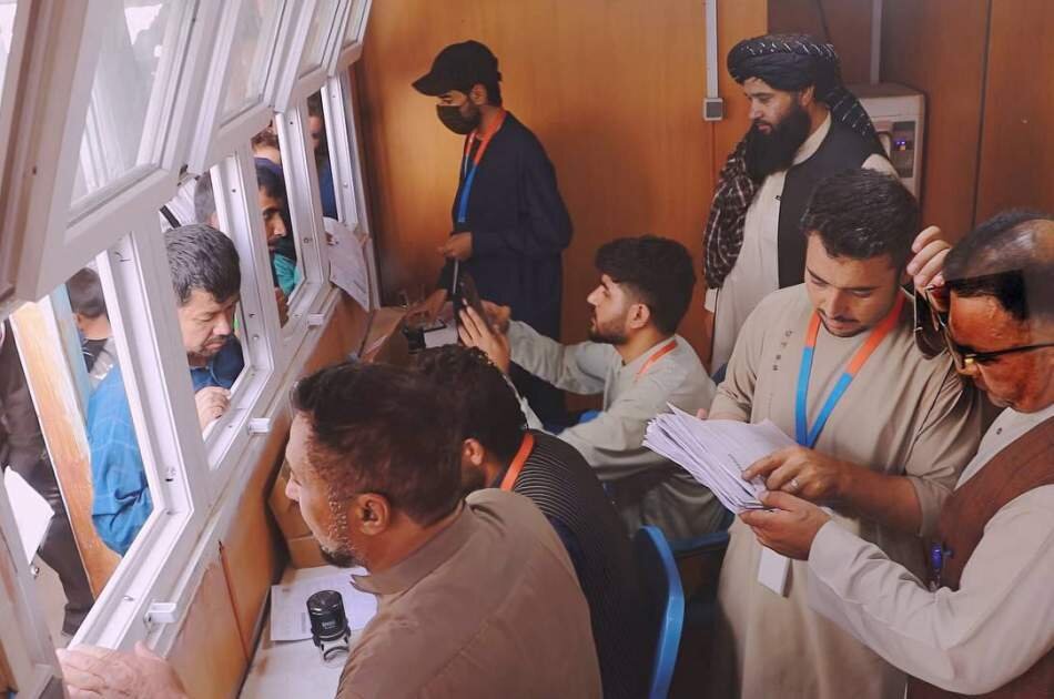 توزیع سیم‌کارت رایگان میان مهاجران بازگشتی از ایران در استان هرات افغانستان