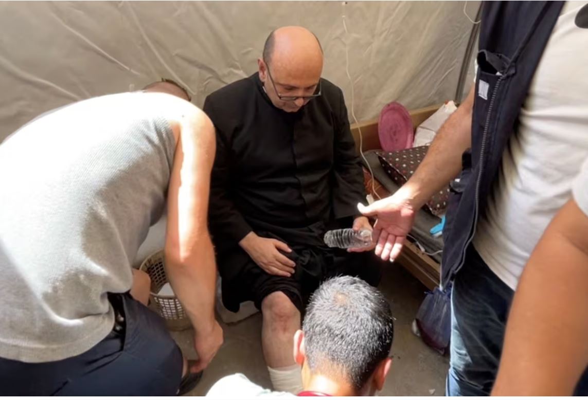 Israel ataca la única iglesia católica de Gaza: dos muertos y herido el sacerdote cercano al Papa Francisco