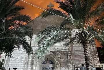 Israel ataca la única iglesia católica de Gaza: dos muertos y herido el sacerdote cercano al Papa Francisco