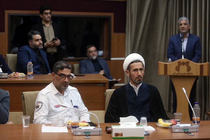 گزارش تصویری | اهدای پرچم متبرک حرم حضرت فاطمه معصومه(س) به رئیس اورژانس کشور