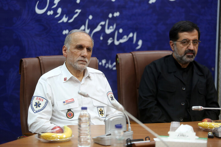 گزارش تصویری | اهدای پرچم متبرک حرم حضرت فاطمه معصومه(س) به رئیس اورژانس کشور