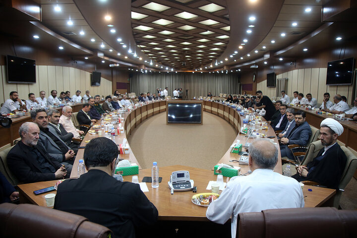 گزارش تصویری | اهدای پرچم متبرک حرم حضرت فاطمه معصومه(س) به رئیس اورژانس کشور