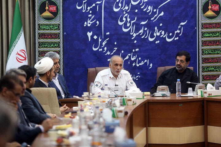 گزارش تصویری | اهدای پرچم متبرک حرم حضرت فاطمه معصومه(س) به رئیس اورژانس کشور