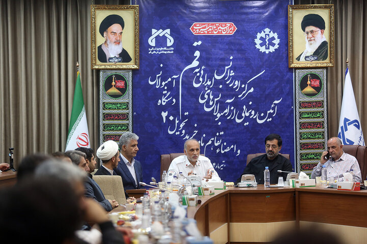 گزارش تصویری | اهدای پرچم متبرک حرم حضرت فاطمه معصومه(س) به رئیس اورژانس کشور