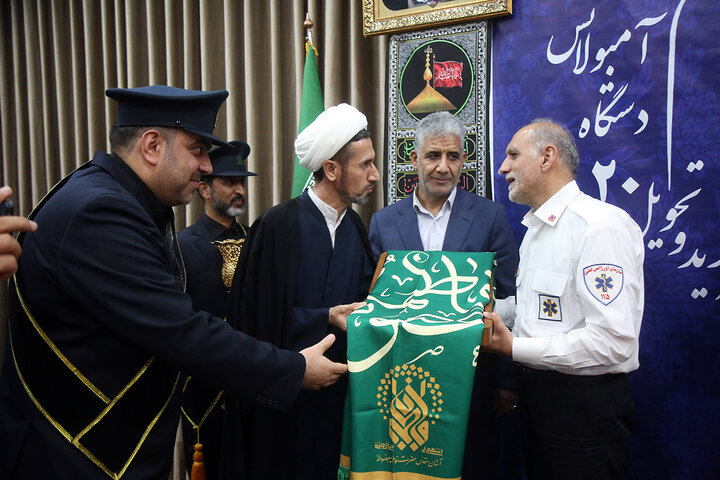 گزارش تصویری | اهدای پرچم متبرک حرم حضرت فاطمه معصومه(س) به رئیس اورژانس کشور