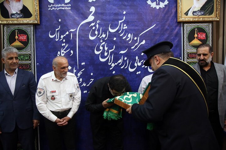 گزارش تصویری | اهدای پرچم متبرک حرم حضرت فاطمه معصومه(س) به رئیس اورژانس کشور
