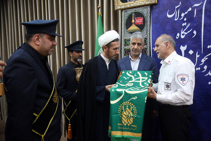 گزارش تصویری | اهدای پرچم متبرک حرم حضرت فاطمه معصومه(س) به رئیس اورژانس کشور