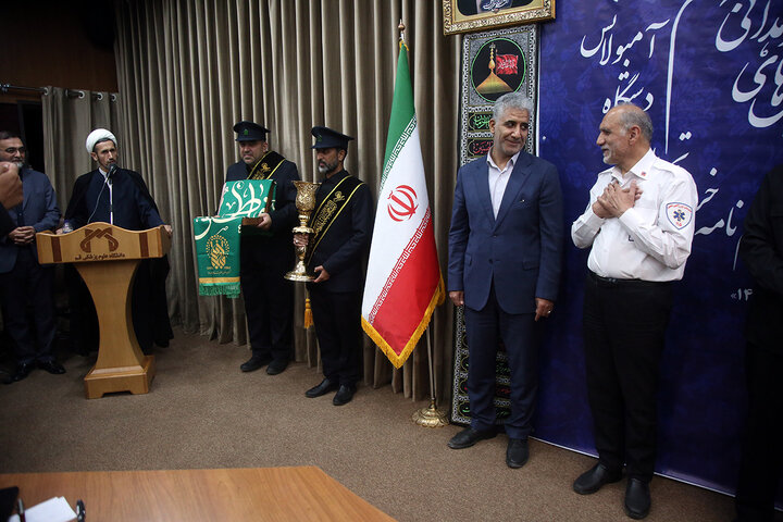 گزارش تصویری | اهدای پرچم متبرک حرم حضرت فاطمه معصومه(س) به رئیس اورژانس کشور