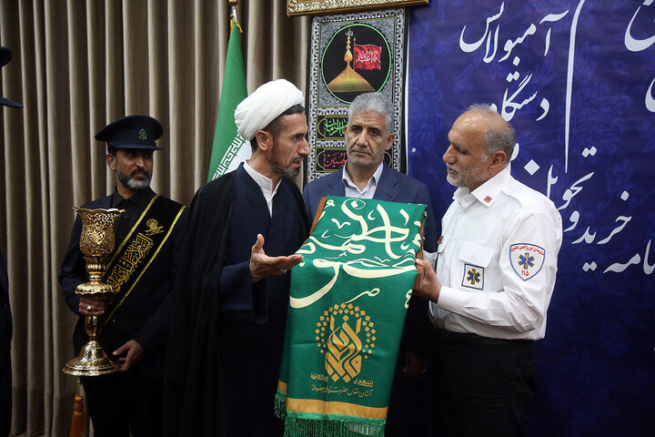 گزارش تصویری | اهدای پرچم متبرک حرم حضرت فاطمه معصومه(س) به رئیس اورژانس کشور