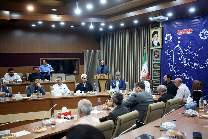 گزارش تصویری | اهدای پرچم متبرک حرم حضرت فاطمه معصومه(س) به رئیس اورژانس کشور