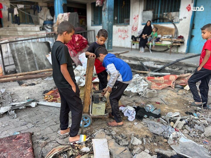 آثار الدمار جراء قصف الاحتلال لمدرسة أبو حلو التي تأوي النازحين وسط قطاع غزة