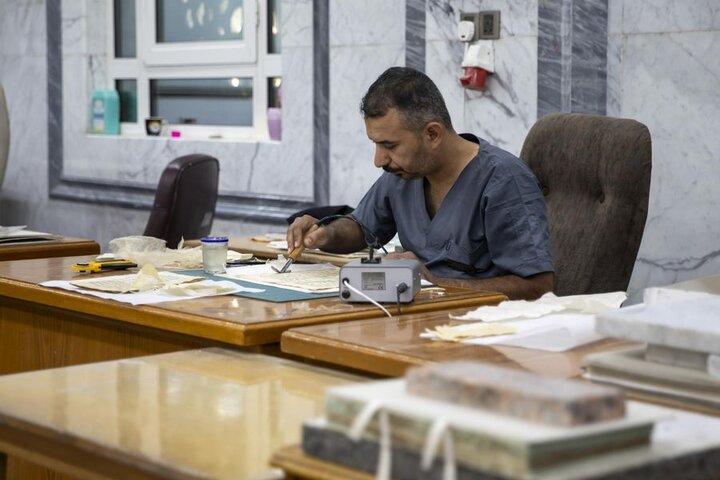 ترميم نسخة نادرة من الإنجيل تعود للقرن السادس عشر