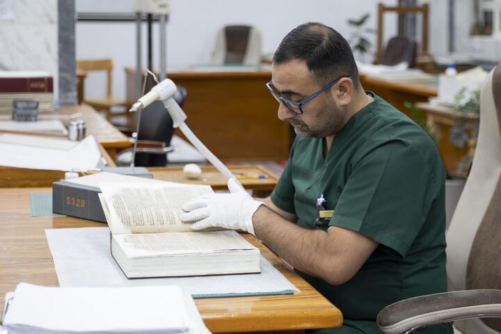 ترميم نسخة نادرة من الإنجيل تعود للقرن السادس عشر